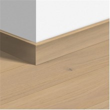 МДФ плинтус Quick-Step QSWPPSKR01451 в цвет декора паркетной доски COM1451