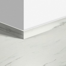 Виниловый плинтус Quick-Step Мрамор каррарский белый (Marble Carrara White) QSVSKRA40136 (AMCL40136 / AMGP40136 / RAMCL40136)