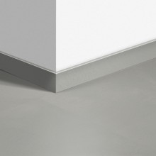Виниловый плинтус Quick-Step стандартный Шлифованный бетон светло-серый (Minimal Light Grey) QSVSK40139 (AMCL40139 AMGP40139) 58 x 12 мм