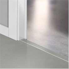 ПВХ профиль-порог для пола и лестниц Quick-Step Incizo 5 in 1 в цвет винилового покрытия Минимальный светло серый (Minimal Light Grey) QSVINCP40139 (AMCL40139-AMGP40139)